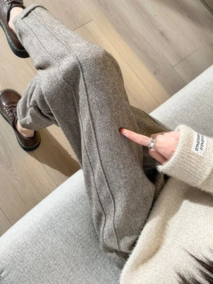Pantalon crayon femme sophistiqué en tweed de laine élégante, taille haute. Idéal pour tenue de bureau.