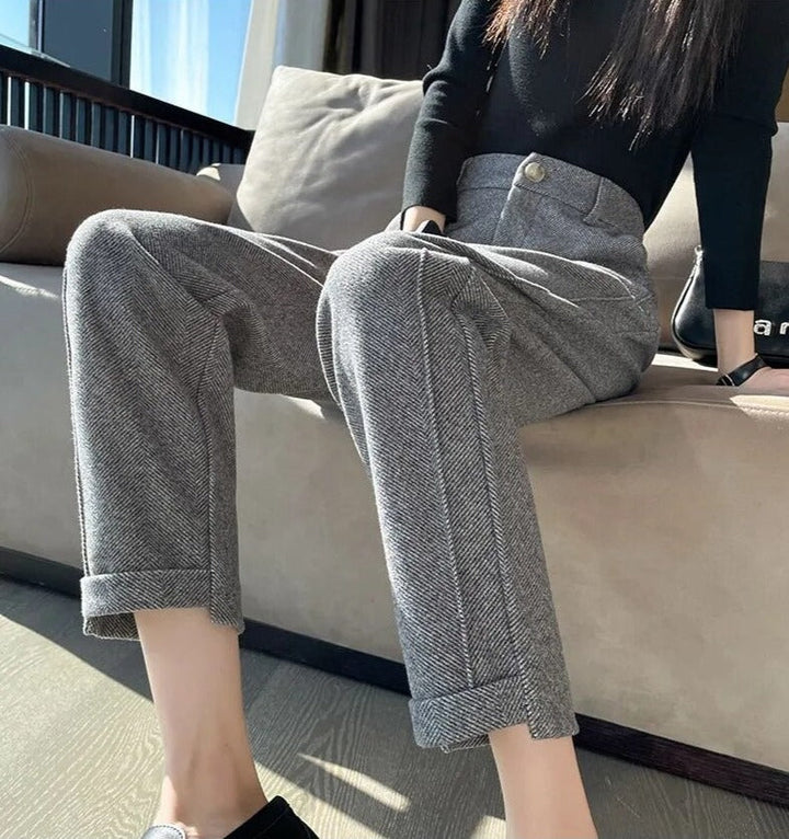Pantalon crayon élégant en tweed de laine femme, taille haute, pour une tenue de bureau chic et classique.