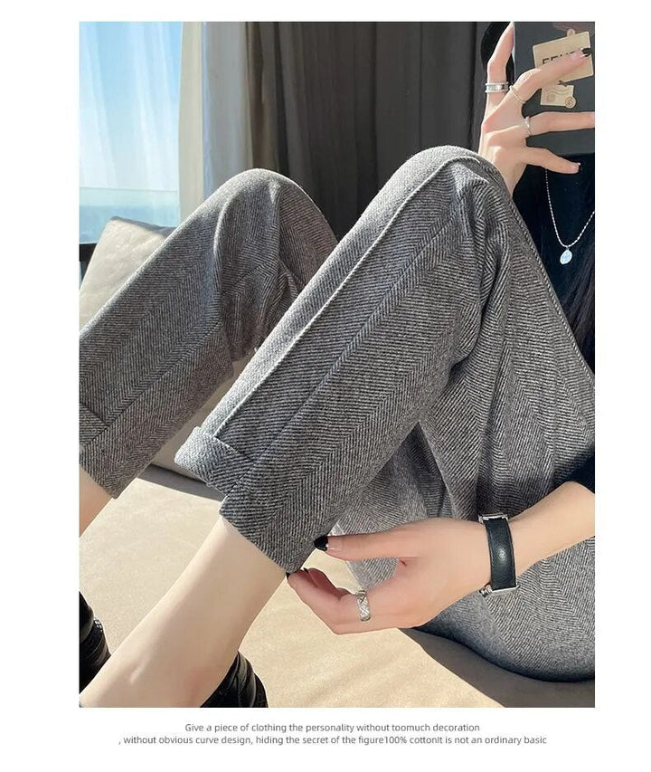 Pantalon hiver femme en laine tweed, coupe crayon et taille haute. Un bas confortable et sophistiqué.