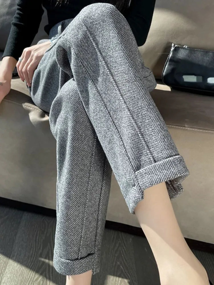 Pantalon crayon chic pour femme, en tweed de laine, taille haute. Silhouette élégante pour toute mode femme.