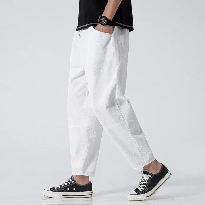 "Pantalon croppé homme en lin léger, couleurs blanc, indigo, khaki, noir. Élégant et confortable pour un style moderne."