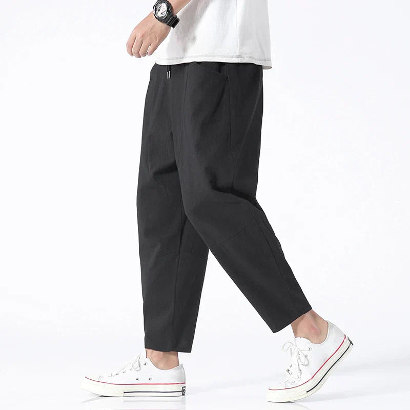 "Pantalon croppé homme en lin léger, couleurs blanc, indigo, khaki, noir. Élégant et confortable pour un style moderne."