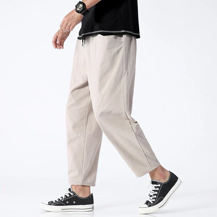 "Pantalon croppé homme en lin léger, couleurs blanc, indigo, khaki, noir. Élégant et confortable pour un style moderne."