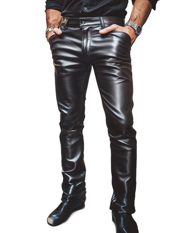 Pantalon cuir homme, coupe élégante et décontractée.  Noir, uni.