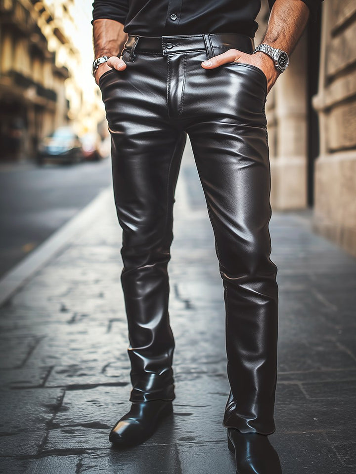 Pantalon cuir homme, coupe élégante et décontractée.  Noir, uni.