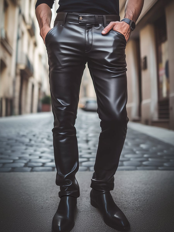 Pantalon cuir homme, coupe élégante et décontractée.  Noir, uni.