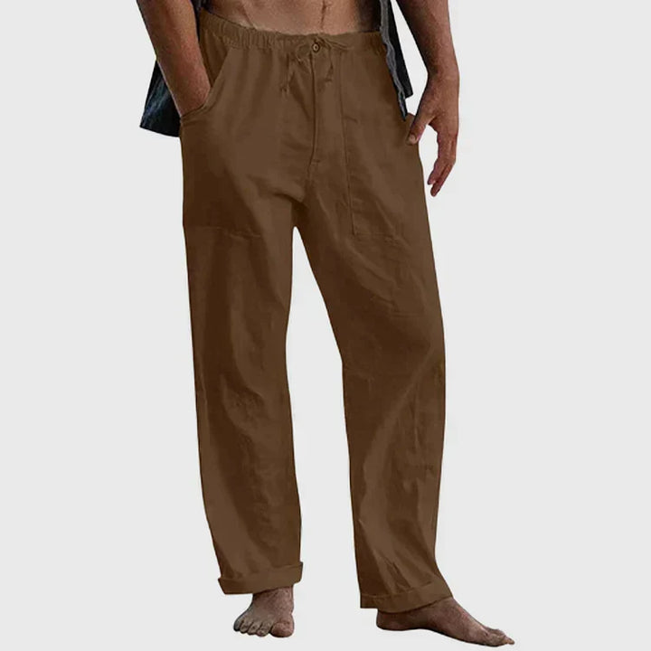 Pantalon homme décontracté en lin posé, cordon de serrage visible, prêt pour un look estival et confortable.