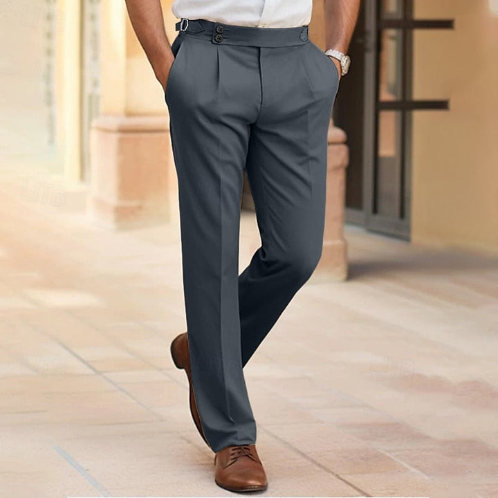 Pantalon de costume homme ajusté, élégant, tissu léger et respirant, idéal pour bureau ou soirée formelle.