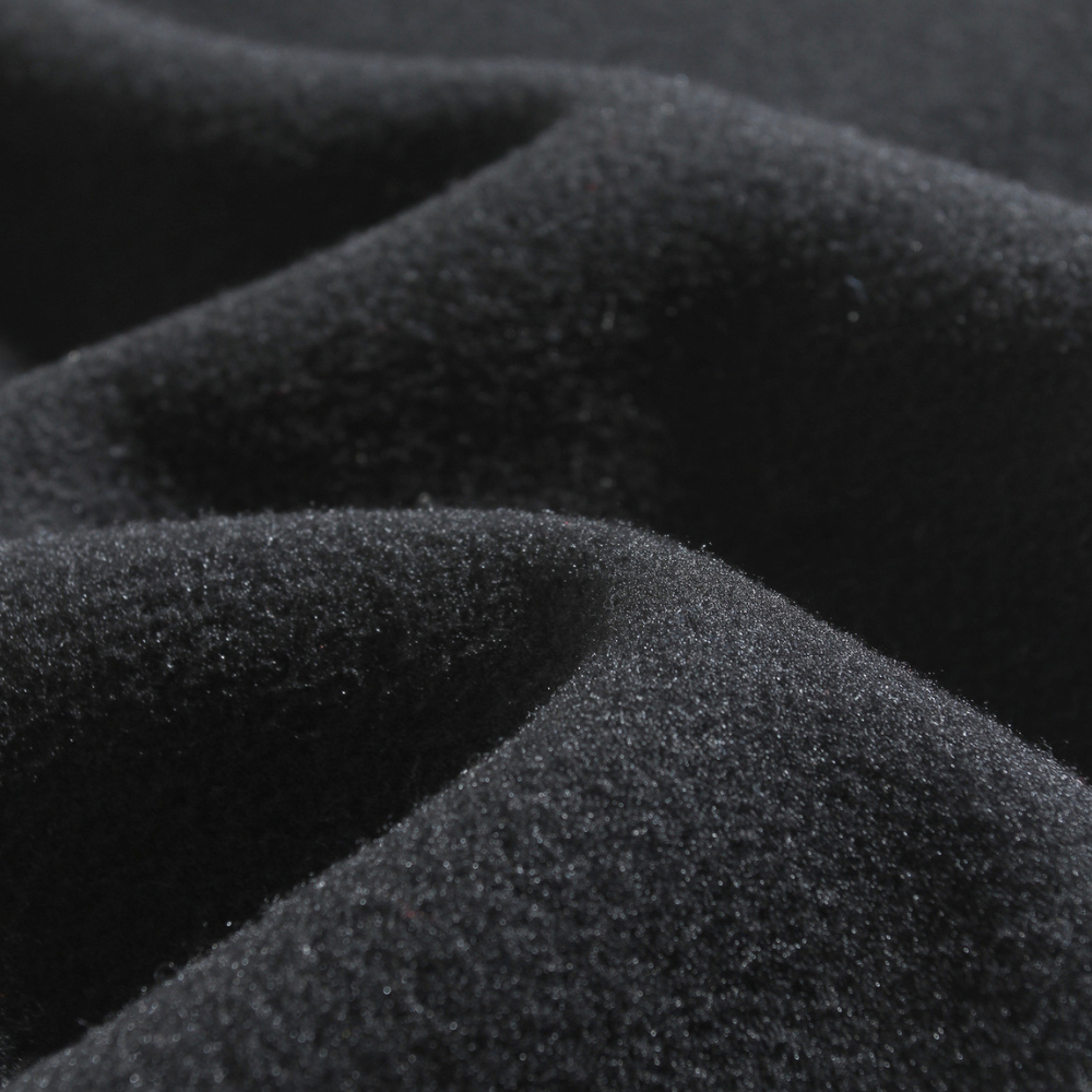 Homme portant un pantalon de jogging confortable gris, idéal pour la course, la gym ou la relaxation.