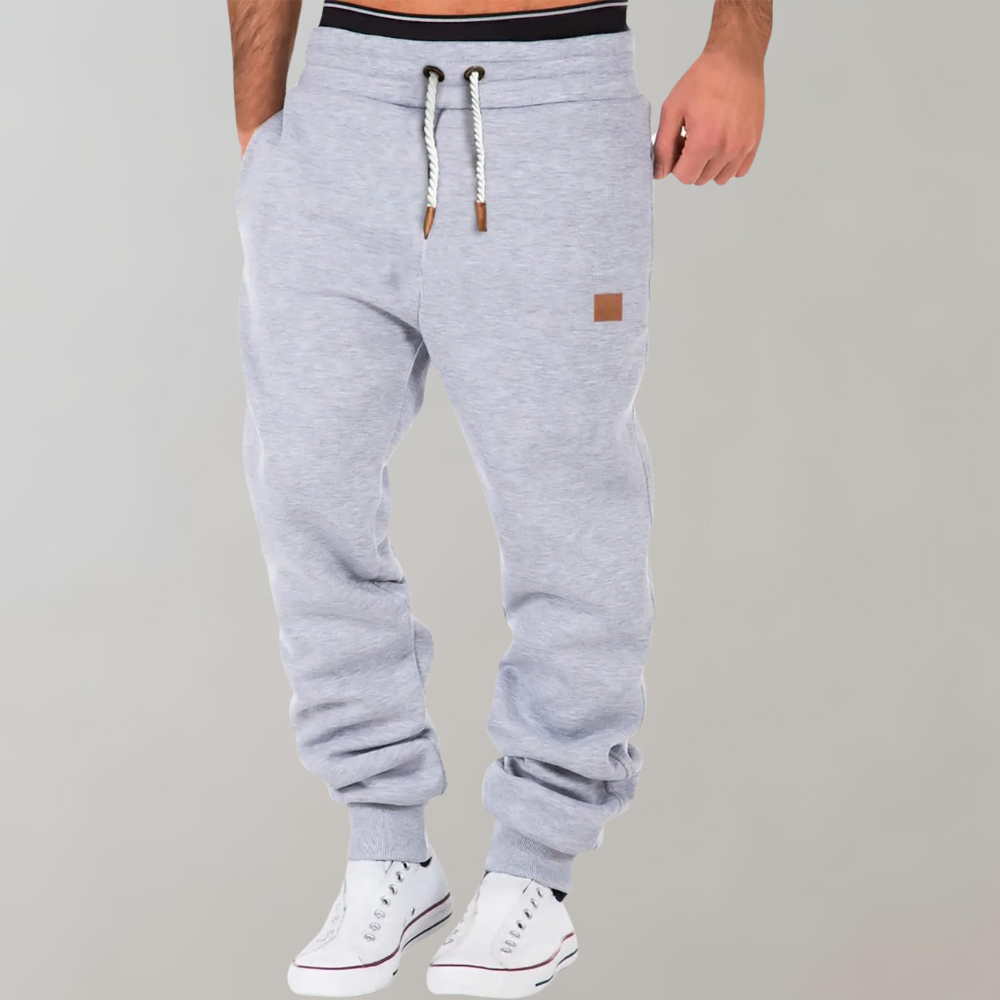 Vêtement homme : pantalon de jogging gris doux et respirant pour un confort optimal au quotidien.