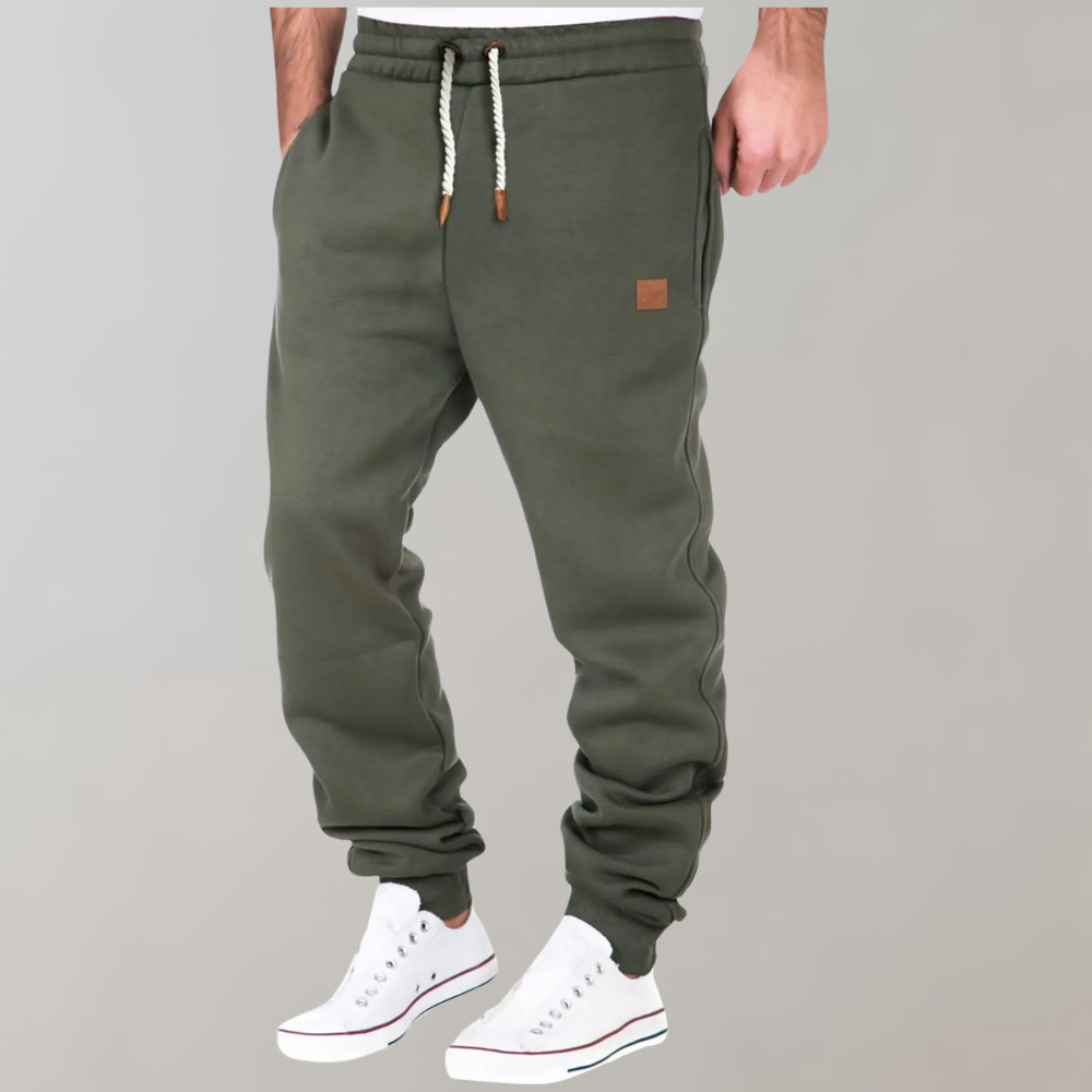 Jogging homme bleu marine, essentiel pour le sport, la détente et un look athleisure moderne.
