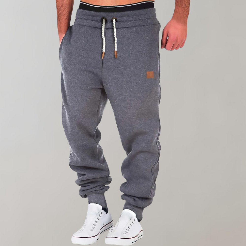 Détail du pantalon de jogging homme gris, tissu doux et coupe confortable, idéal pour le sport.