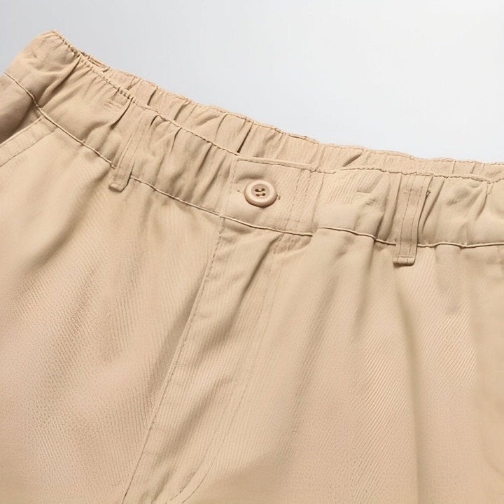 "Pantalon de randonnée respirant gris avec poches cargo et taille élastique, idéal pour trekking en plein air."