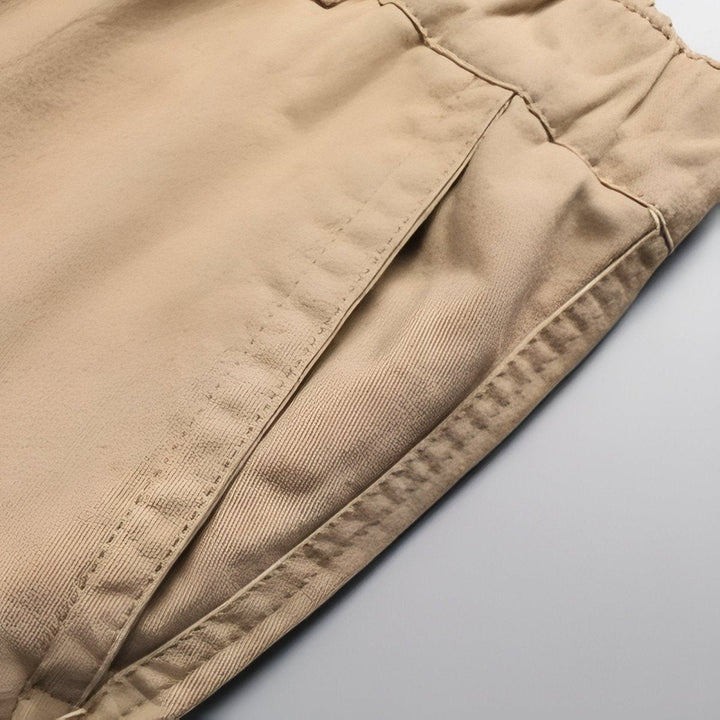 "Pantalon de randonnée respirant gris avec poches cargo et taille élastique, idéal pour trekking en plein air."