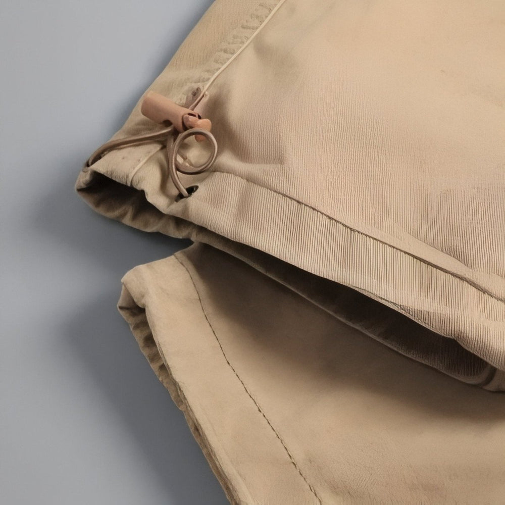 "Pantalon de randonnée respirant gris avec poches cargo et taille élastique, idéal pour trekking en plein air."