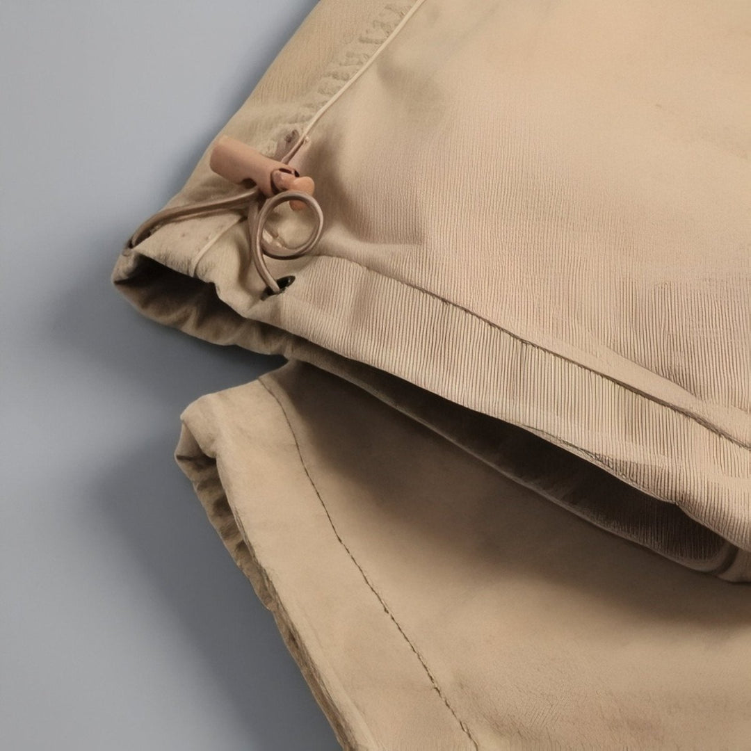 "Pantalon de randonnée respirant gris avec poches cargo et taille élastique, idéal pour trekking en plein air."