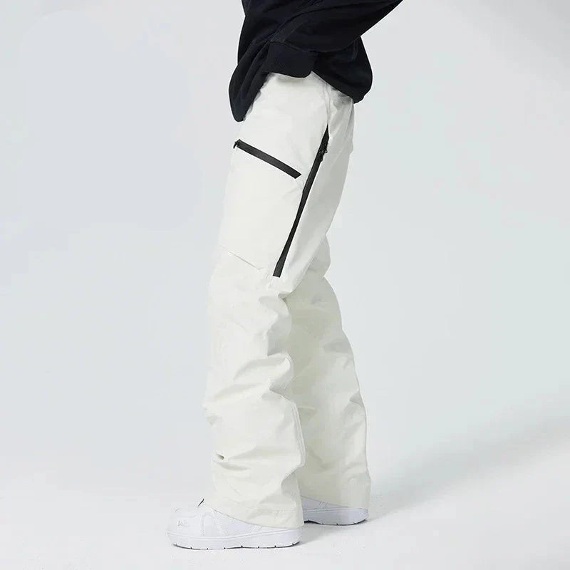Équipement ski homme: pantalon chaud, imperméable et respirant pour le snowboard et les activités de neige.