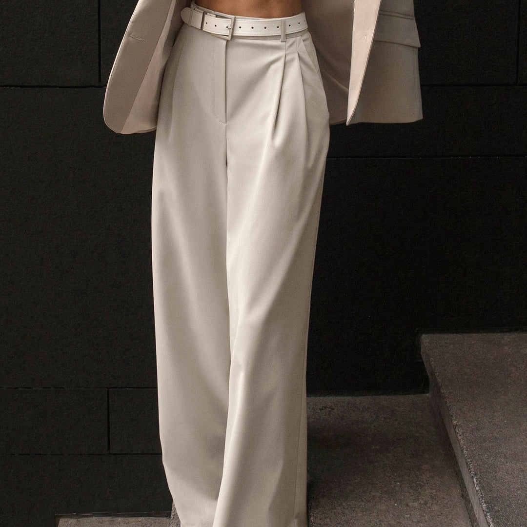 Pantalon de tailleur femme taille haute, jambe large fluide. Idéal bureau chic et confortable.