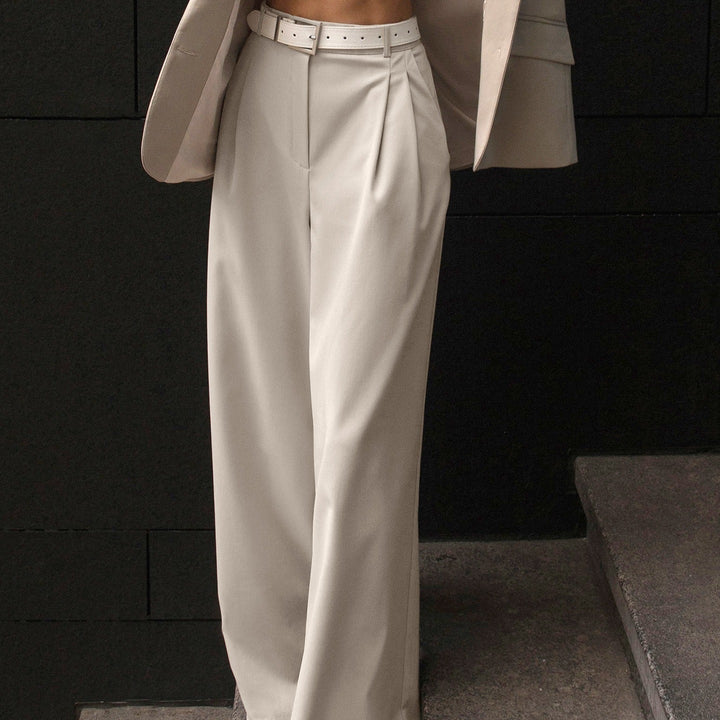 Pantalon de tailleur femme taille haute, jambe large fluide. Idéal bureau chic et confortable.