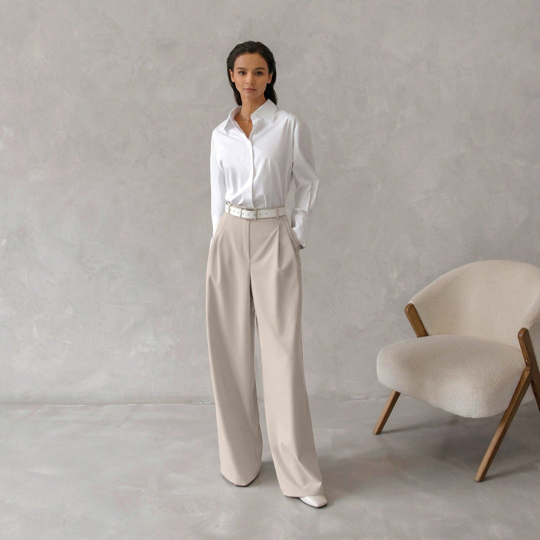 Élégant pantalon femme à la mode, taille haute et coupe jambe large pour un look professionnel moderne.
