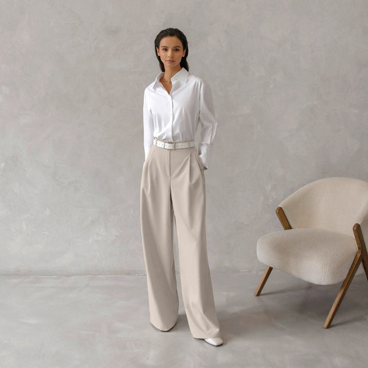 Élégant pantalon femme à la mode, taille haute et coupe jambe large pour un look professionnel moderne.