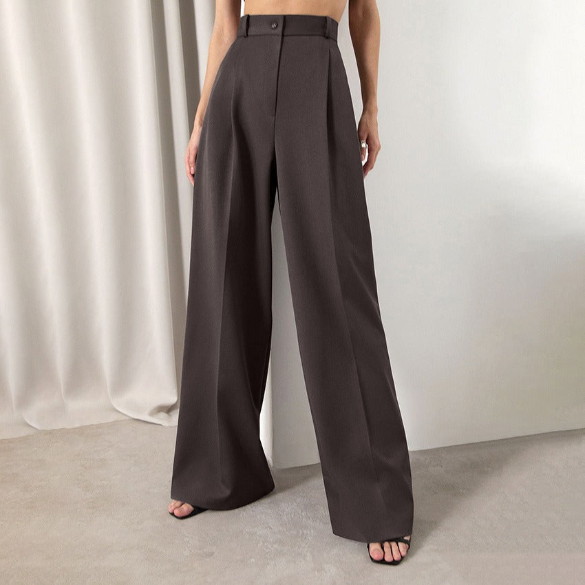 Modèle confortable de pantalon tailleur femme, taille haute flatteuse et jambe large ultra-tendance.