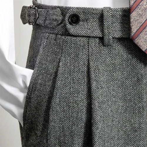"Pantalon de travail homme slim fit gris avec ceinture, ajusté et élégant, idéal pour milieux professionnels et formels."