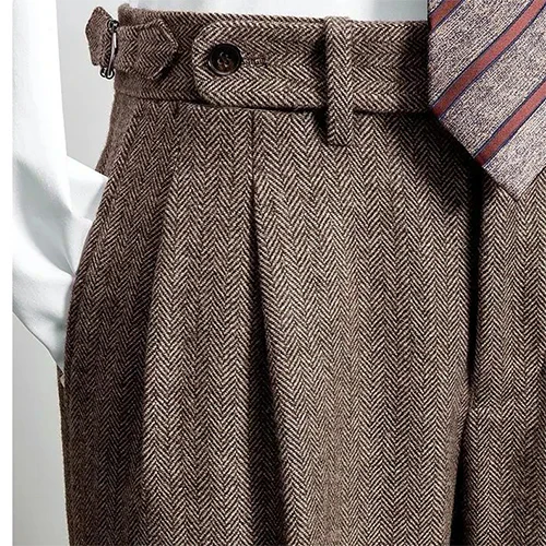 "Pantalon de travail homme slim fit gris avec ceinture, ajusté et élégant, idéal pour milieux professionnels et formels."