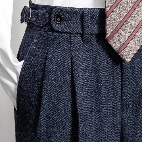 "Pantalon de travail homme slim fit gris avec ceinture, ajusté et élégant, idéal pour milieux professionnels et formels."