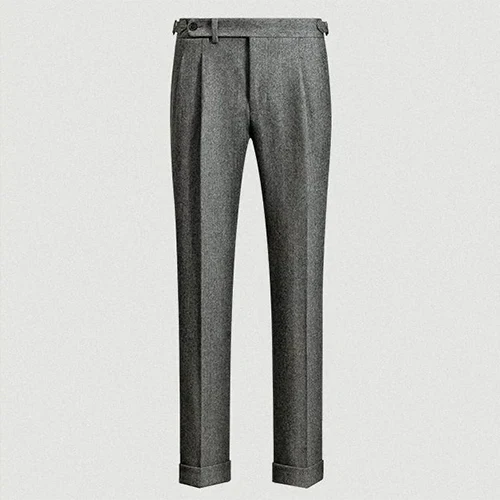 "Pantalon de travail homme slim fit gris avec ceinture, ajusté et élégant, idéal pour milieux professionnels et formels."