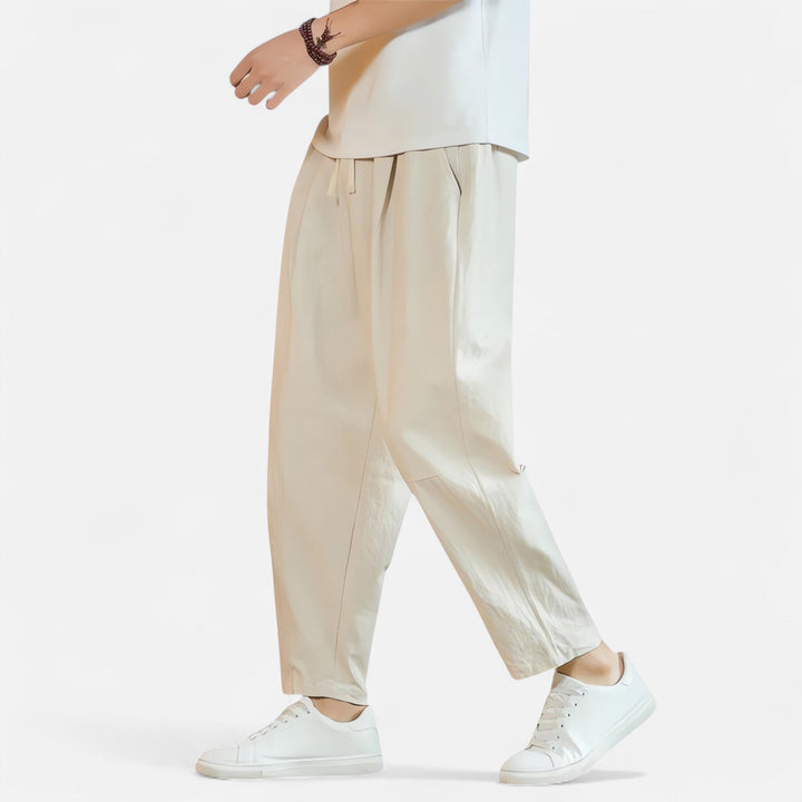 "Pantalon décontracté homme en coton-lin, coupe droite, poches latérales, couleur neutre, idéal pour l'été, élégant et léger.