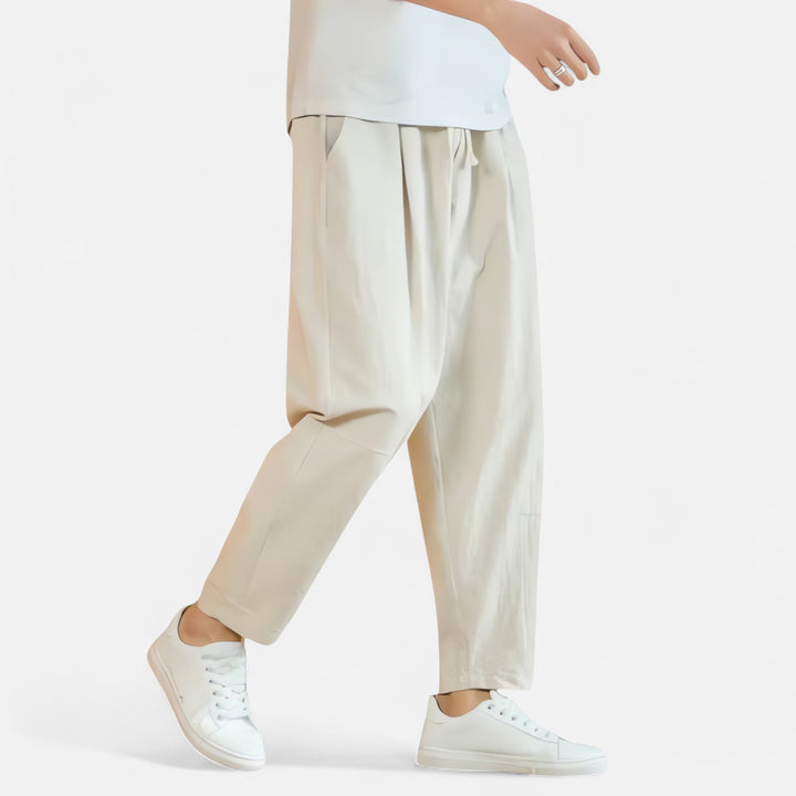 "Pantalon décontracté homme en coton-lin, coupe droite, poches latérales, couleur neutre, idéal pour l'été, élégant et léger.