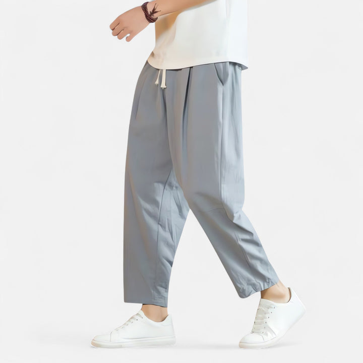 "Pantalon décontracté homme en coton-lin, coupe droite, poches latérales, couleur neutre, idéal pour l'été, élégant et léger.