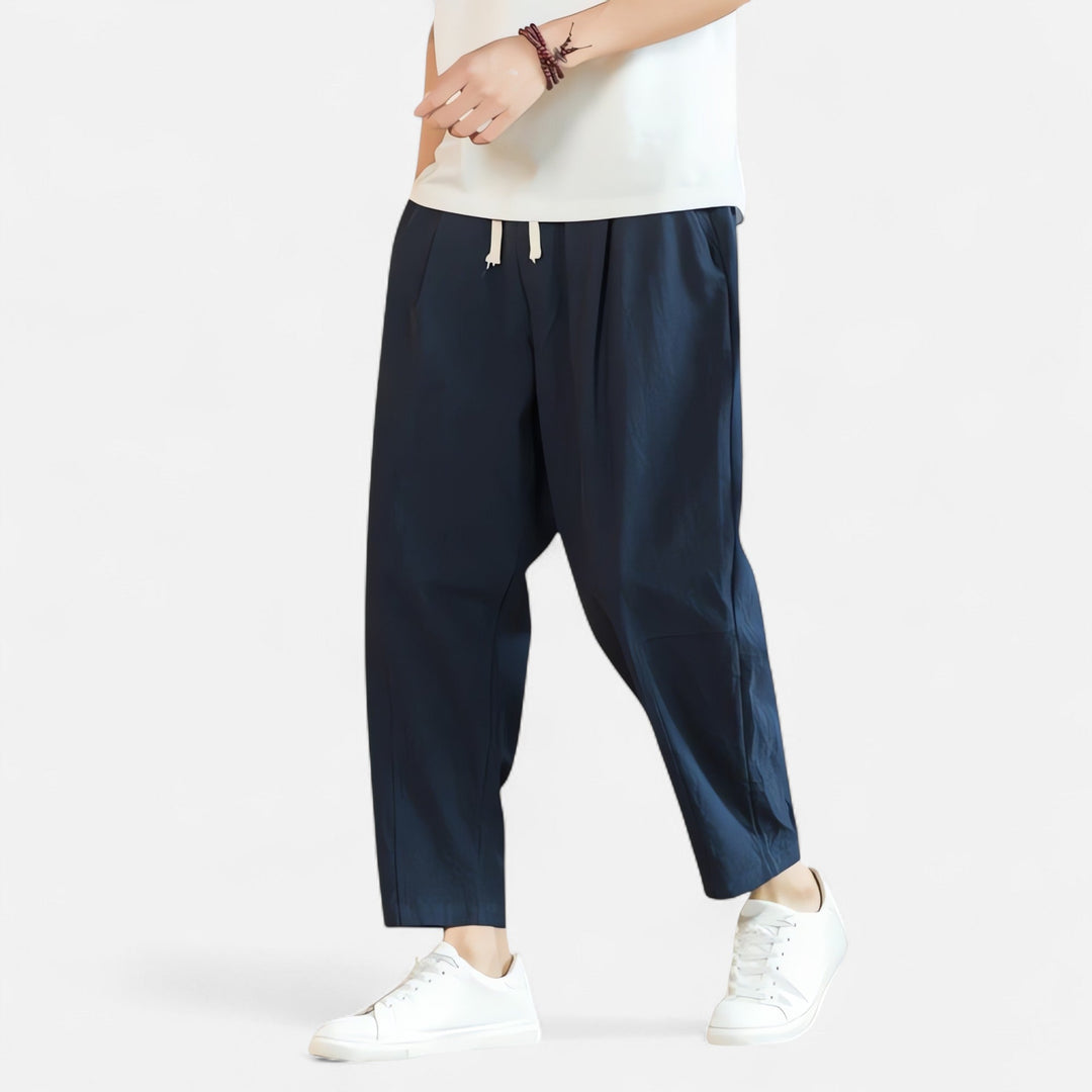 "Pantalon décontracté homme en coton-lin, coupe droite, poches latérales, couleur neutre, idéal pour l'été, élégant et léger.