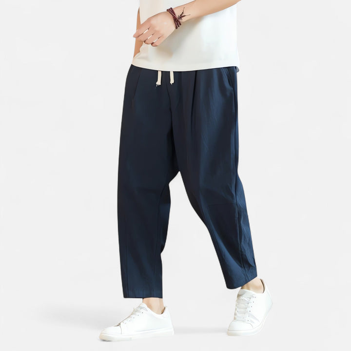"Pantalon décontracté homme en coton-lin, coupe droite, poches latérales, couleur neutre, idéal pour l'été, élégant et léger.