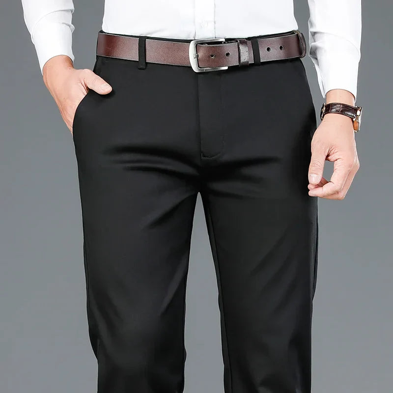 "Pantalon décontracté homme kaki, coupe moderne, tissu bambou-coton, élégant pour travail et sorties, confort quotidien."