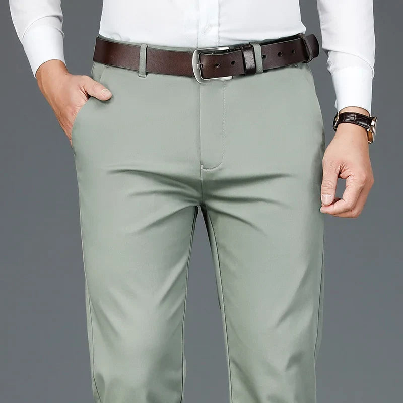 "Pantalon décontracté homme kaki, coupe moderne, tissu bambou-coton, élégant pour travail et sorties, confort quotidien."
