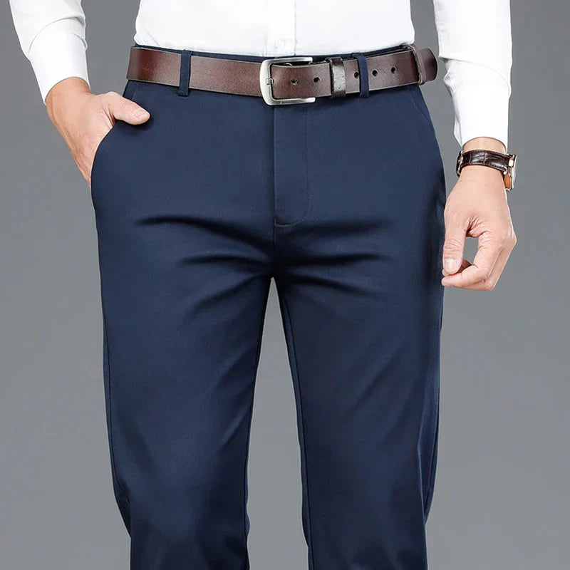 "Pantalon décontracté homme kaki, coupe moderne, tissu bambou-coton, élégant pour travail et sorties, confort quotidien."