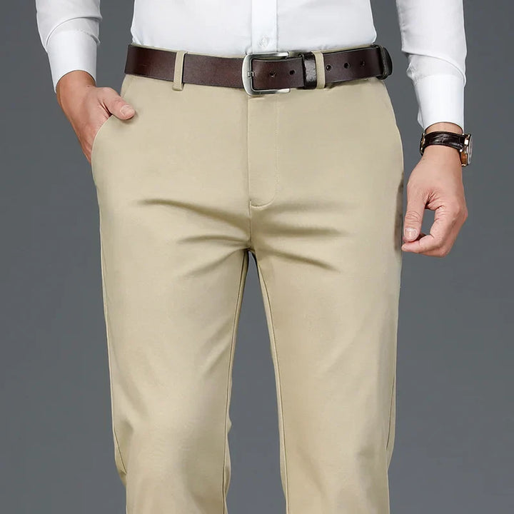 "Pantalon décontracté homme kaki, coupe moderne, tissu bambou-coton, élégant pour travail et sorties, confort quotidien."