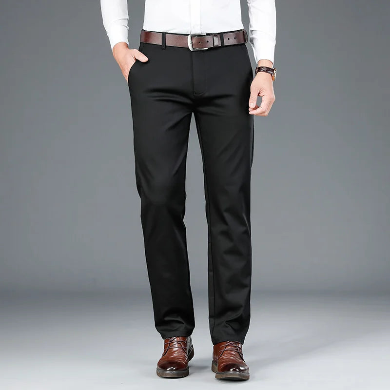 "Pantalon décontracté homme kaki, coupe moderne, tissu bambou-coton, élégant pour travail et sorties, confort quotidien."