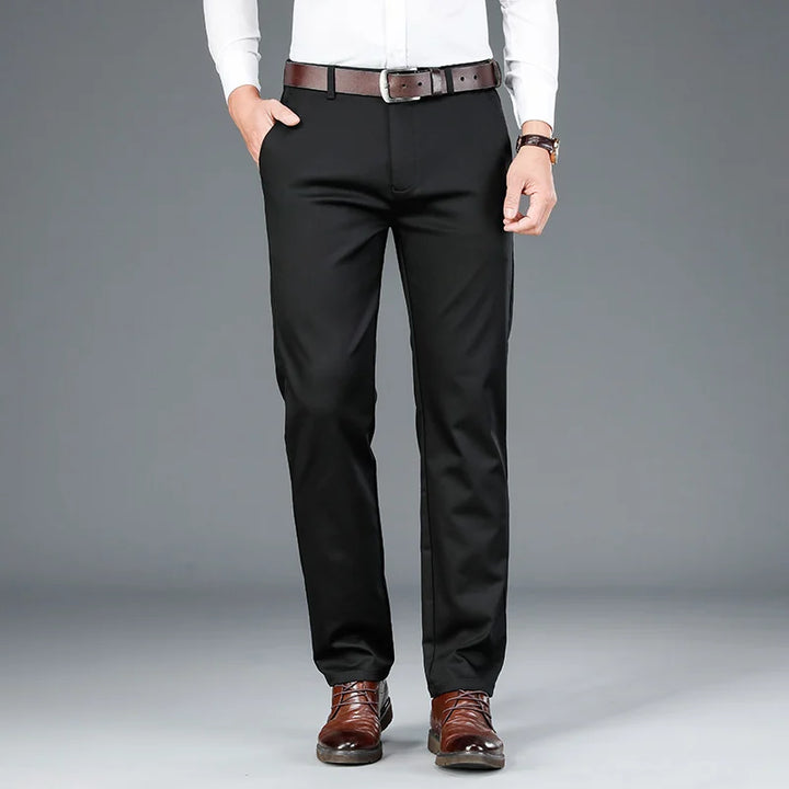"Pantalon décontracté homme kaki, coupe moderne, tissu bambou-coton, élégant pour travail et sorties, confort quotidien."