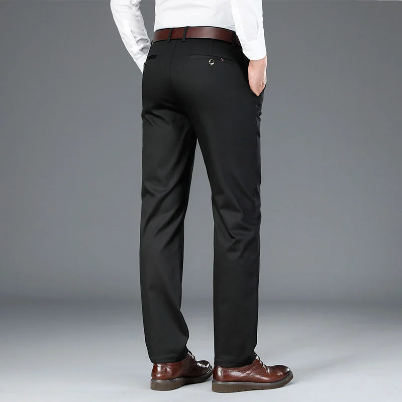 "Pantalon décontracté homme kaki, coupe moderne, tissu bambou-coton, élégant pour travail et sorties, confort quotidien."