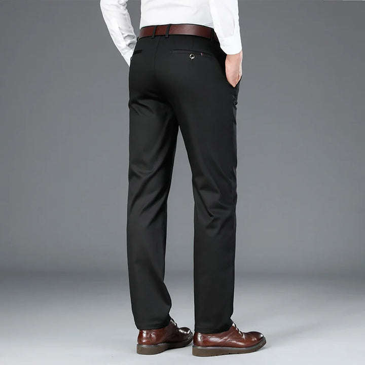 "Pantalon décontracté homme kaki, coupe moderne, tissu bambou-coton, élégant pour travail et sorties, confort quotidien."