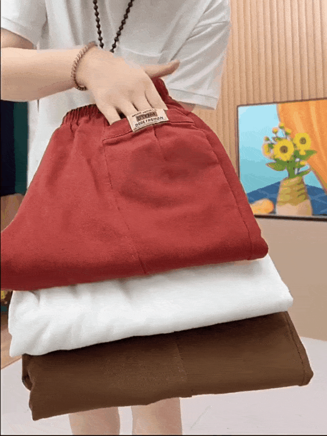 "Pantalon en coton pour femmes, élégant et confortable, avec détails élastiques et disponible en plusieurs couleurs."
