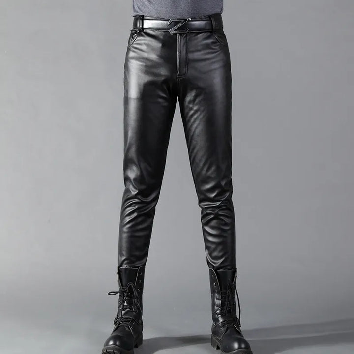 Pantalon en cuir homme ajusté noir brillant, style élégant et moderne, offrant confort et durabilité exceptionnelle.