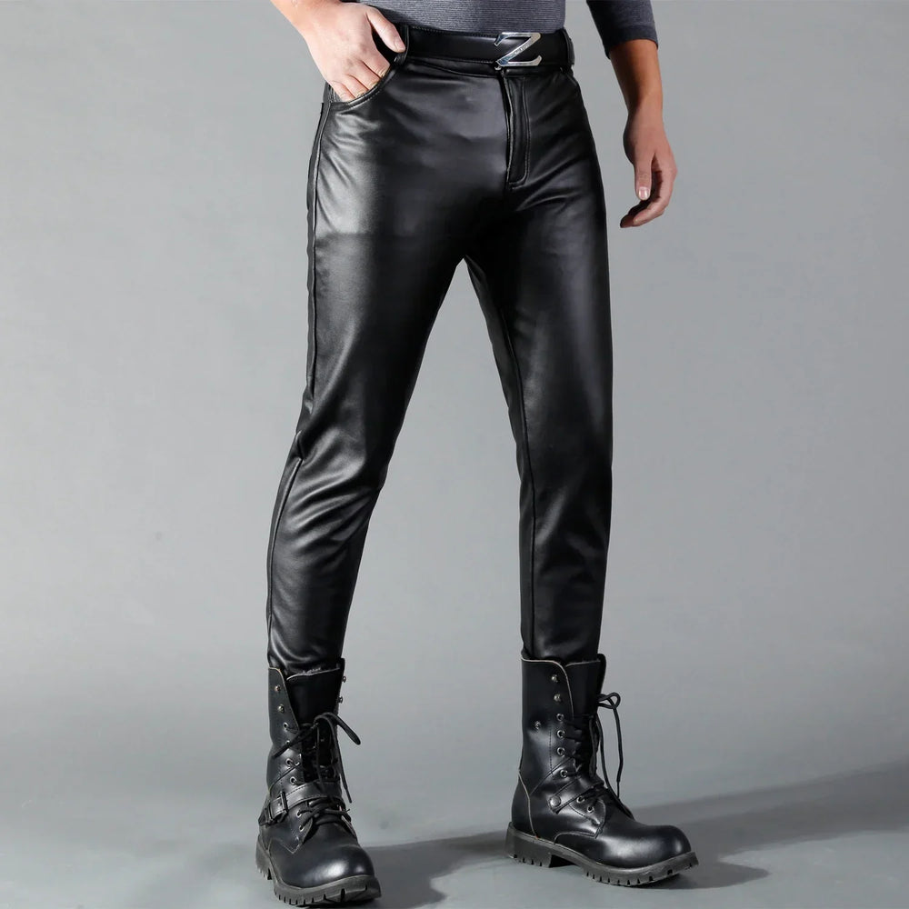 Pantalon en cuir homme ajusté noir brillant, style élégant et moderne, offrant confort et durabilité exceptionnelle.