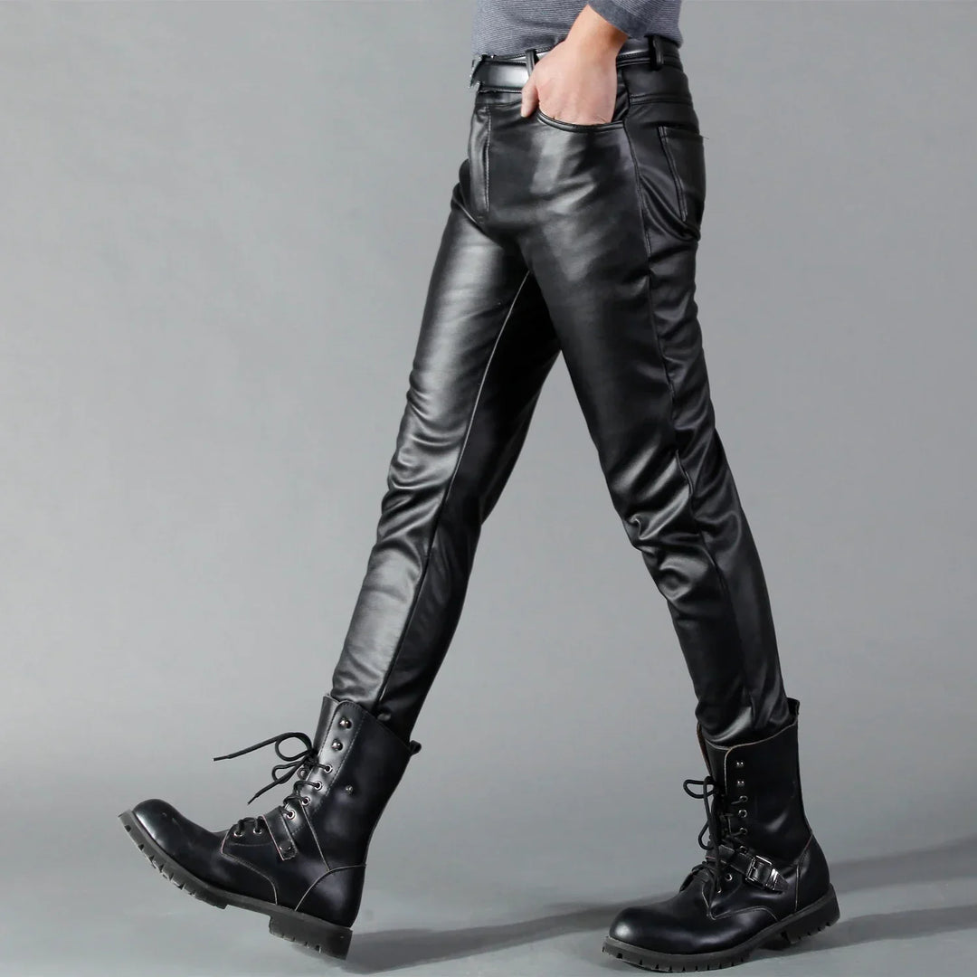 Pantalon en cuir homme ajusté noir brillant, style élégant et moderne, offrant confort et durabilité exceptionnelle.