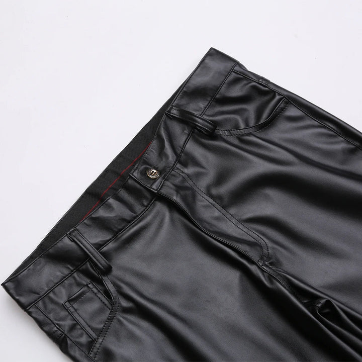 Pantalon en cuir homme ajusté noir brillant, style élégant et moderne, offrant confort et durabilité exceptionnelle.