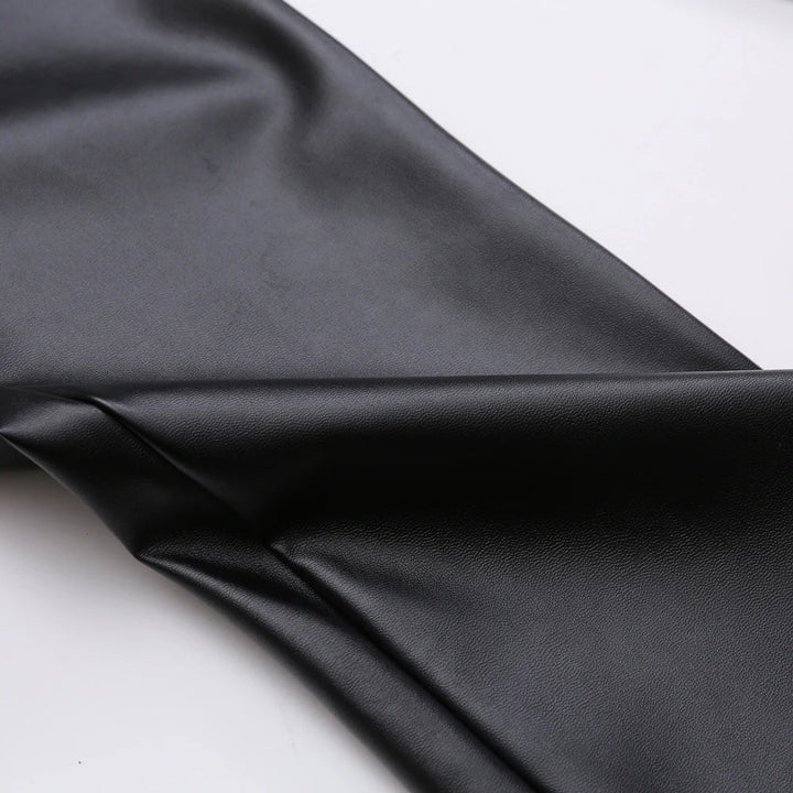 Pantalon en cuir homme ajusté noir brillant, style élégant et moderne, offrant confort et durabilité exceptionnelle.