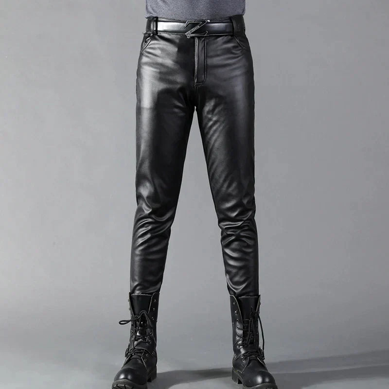 Pantalon en cuir homme ajusté noir brillant, style élégant et moderne, offrant confort et durabilité exceptionnelle.